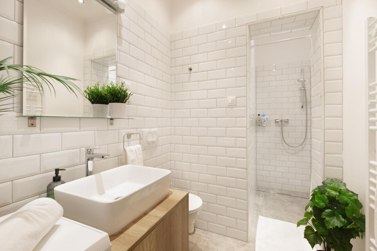 Appartamento Red Dot Two - New Unit In The Heart Of Party Town Budapest Esterno foto