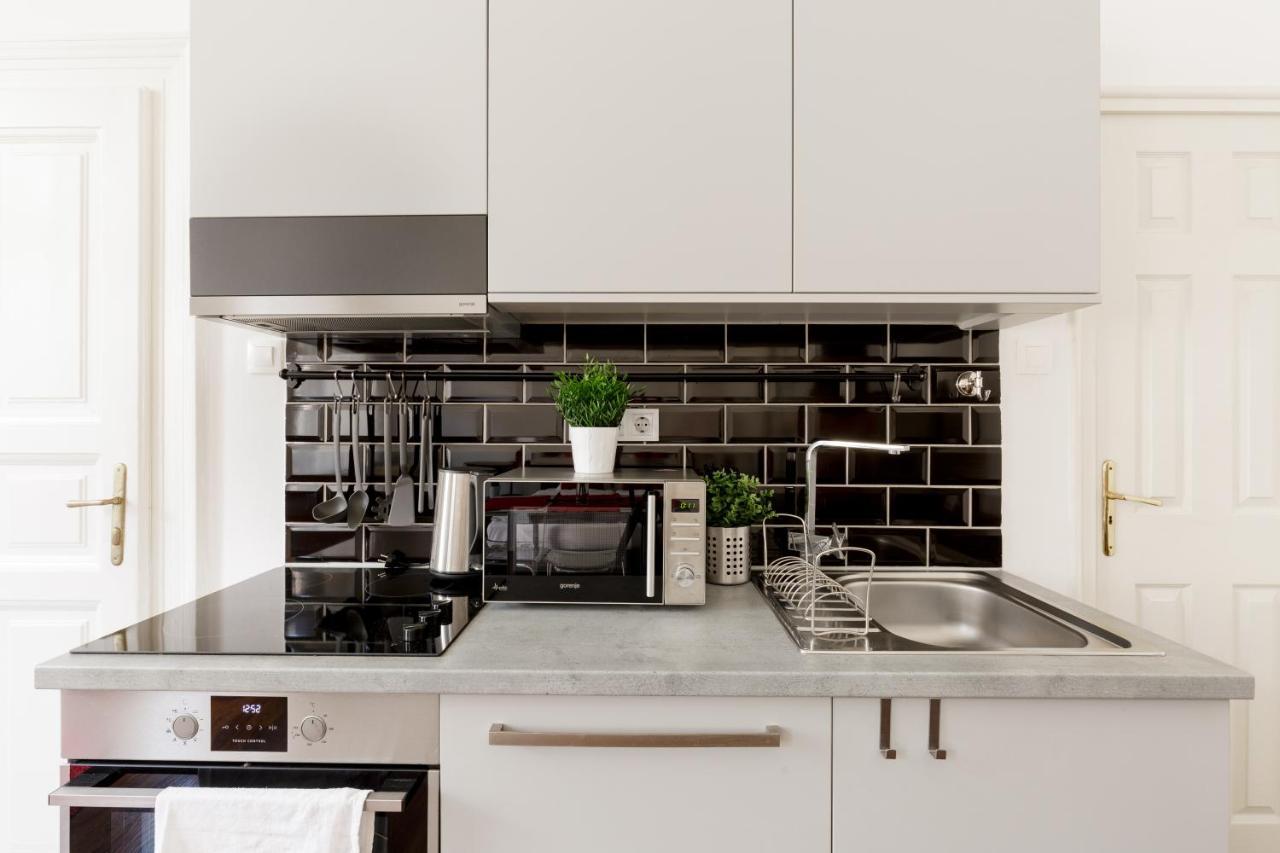 Appartamento Red Dot Two - New Unit In The Heart Of Party Town Budapest Esterno foto