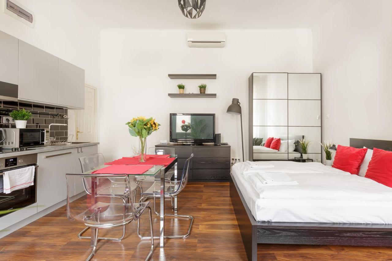 Appartamento Red Dot Two - New Unit In The Heart Of Party Town Budapest Esterno foto