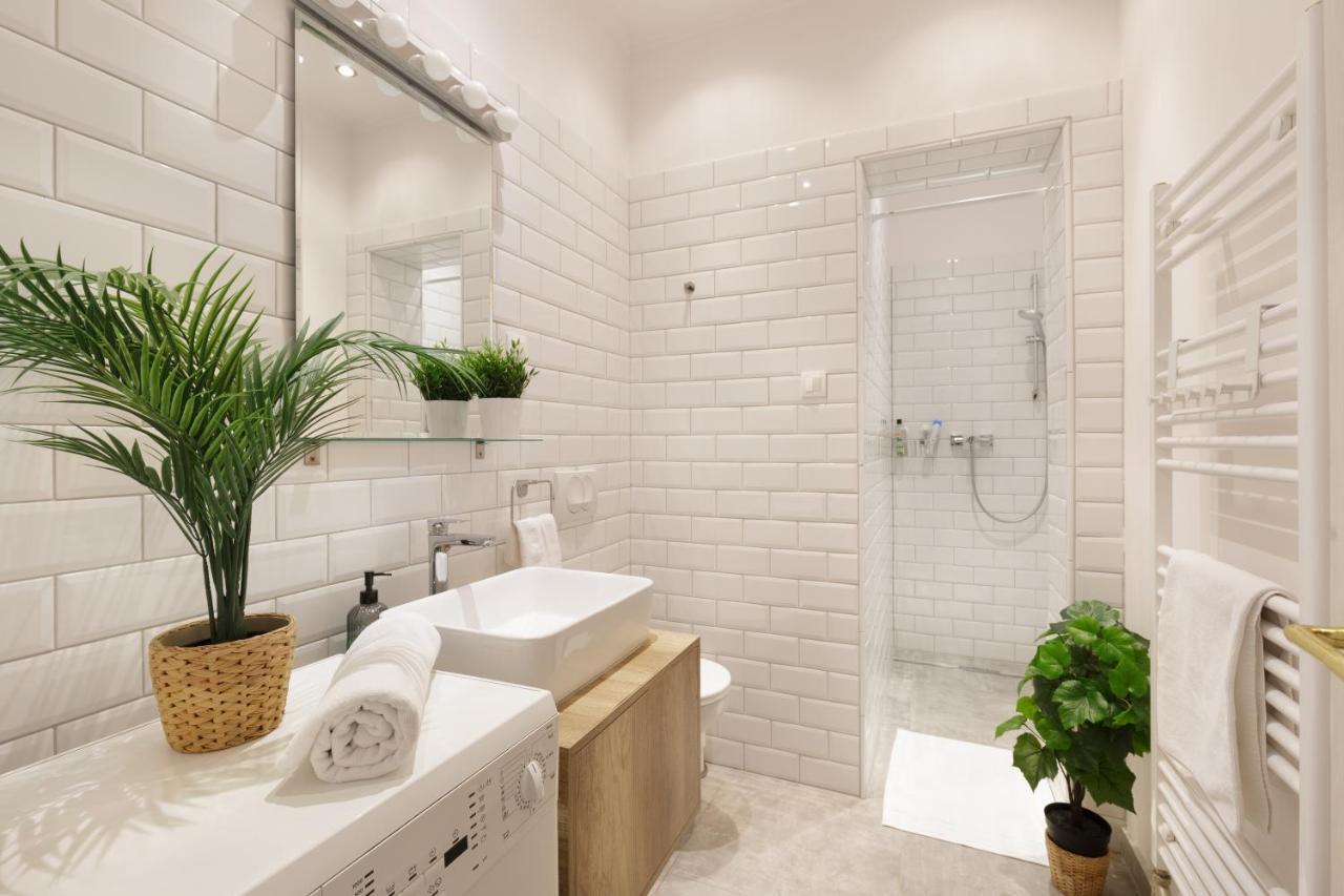 Appartamento Red Dot Two - New Unit In The Heart Of Party Town Budapest Esterno foto