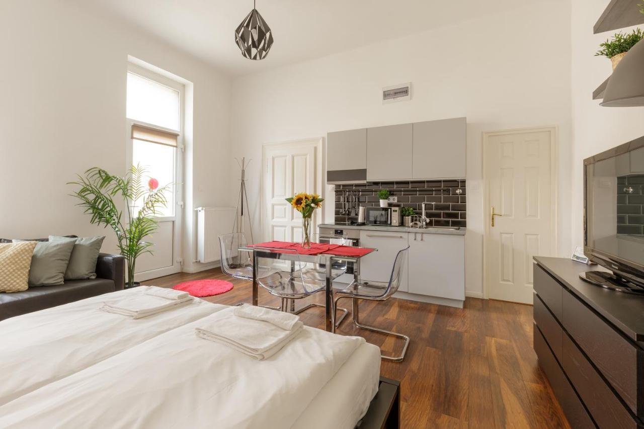 Appartamento Red Dot Two - New Unit In The Heart Of Party Town Budapest Esterno foto